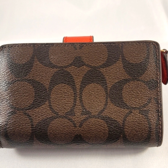 Medium Corner Zip Wallet In Signature Canvas - Picture 4 of 6